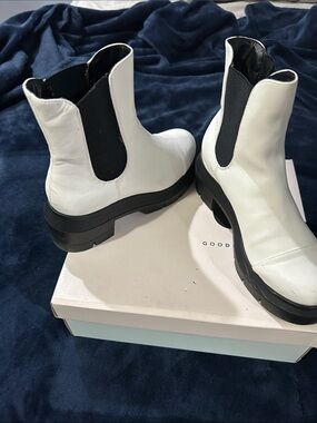 White Chelsea Lug Sole Ankle Boots - Women's sz 6